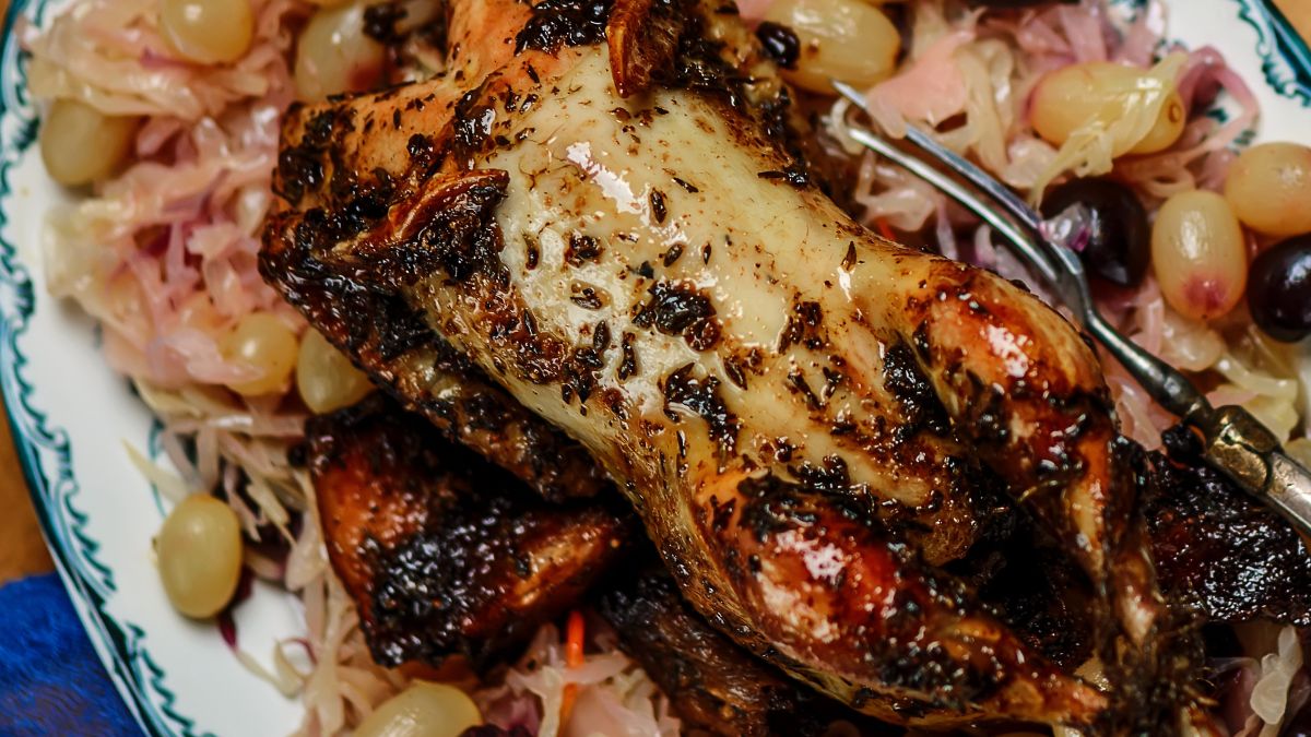 Pieczony bażant na kapuście kiszonej z winogronami