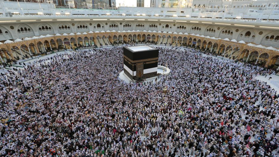 Muslims perform the Tawaf (circumambulation) around Kaaba, the holiest site in Islam, at al-Masjid al-Haram, during the Hajj 2025 pilgrimage in Mecca, Saudi Arabia, 07 June 2025. EPA/STRINGER Dostawca: PAP/EPA.