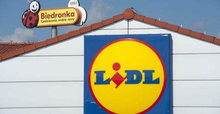 Finał wojny Lidla z Biedronką w sądzie. Komornik zaklei plakaty sieci