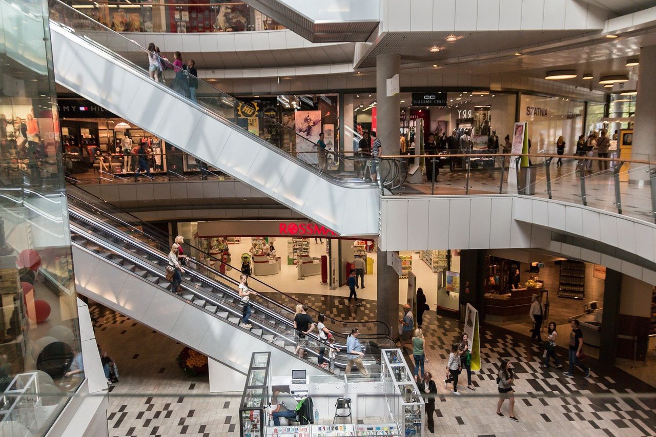 Spadki odwiedzalności w porównaniu z Black Friday przed pandemią wahały się przeważnie od 35 do 42 proc.