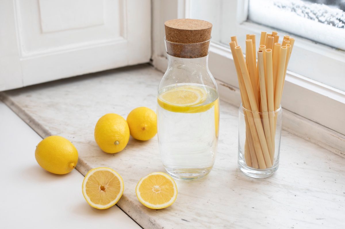Czy picie wody z cytryną naprawdę jest zdrowe? Dietetyczka tłumaczy