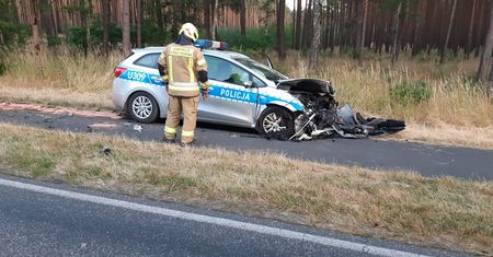 Wielkopolska: Tesla wbiła się czołowo w radiowóz koło Leszna