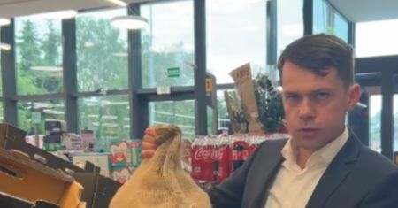 Kołodziejczak pokazał, co znalazł w sklepie. "O co tu chodzi?"