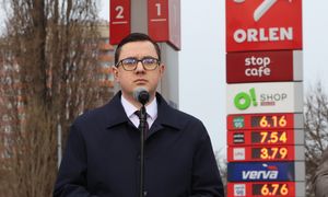 Tańsze paliwo na koniec wakacji? Minister odpowiada