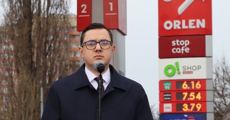 Tańsze paliwo przez dwa tygodnie? Minister zabrał głos