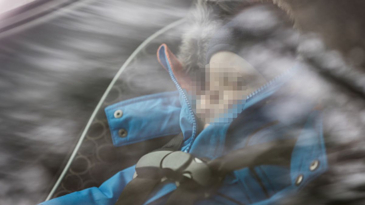 W aucie, do którego nie dało się wejść, wciąż siedział 1,5-roczny chłopiec. Na pomoc ruszyli policjanci 