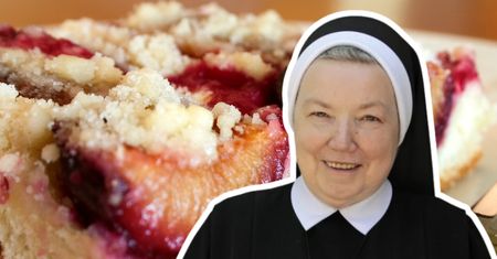 Ciasto ze śliwkami siostry Anastazji jest mięciutkie jak gąbeczka. Cała blacha znika w kwadrans