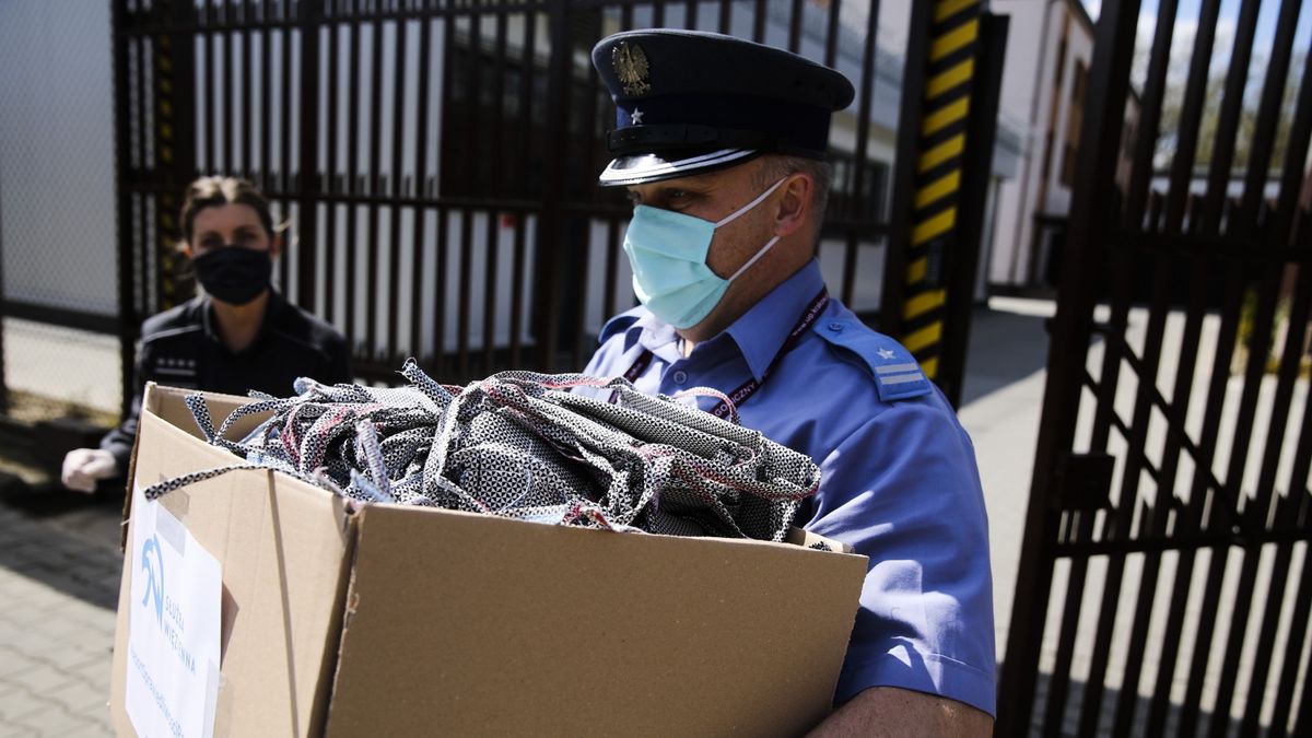 Więźniowie, którzy nie mogli pracować poza zakładem w czasie pierwszej fali pandemii szyli maseczki.