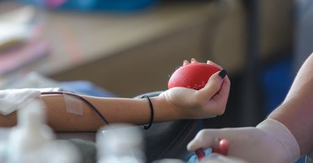 Upuszczanie krwi – na czym polega i jakie są wskazania?