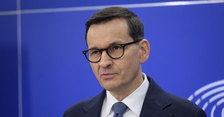 Morawiecki stanie przed komisją śledczą. Już z niej kpi