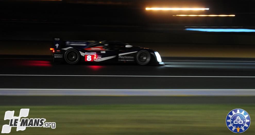 Peugeot 908 nocą.