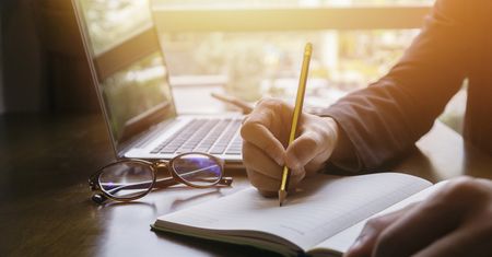 Cybersquatting, ale inaczej niż zazwyczaj. Pisarz chce, aby ktoś znany przeczytał jego powieść