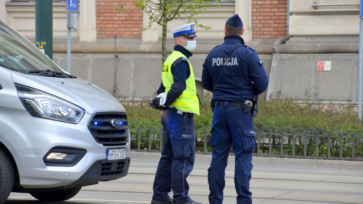 Dziecko siedziało na parapecie. Matka w tym czasie spała