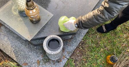 Jak zadbać o nagrobki przed Wszystkimi Świętymi? Domowe sposoby na ich wyczyszczenie