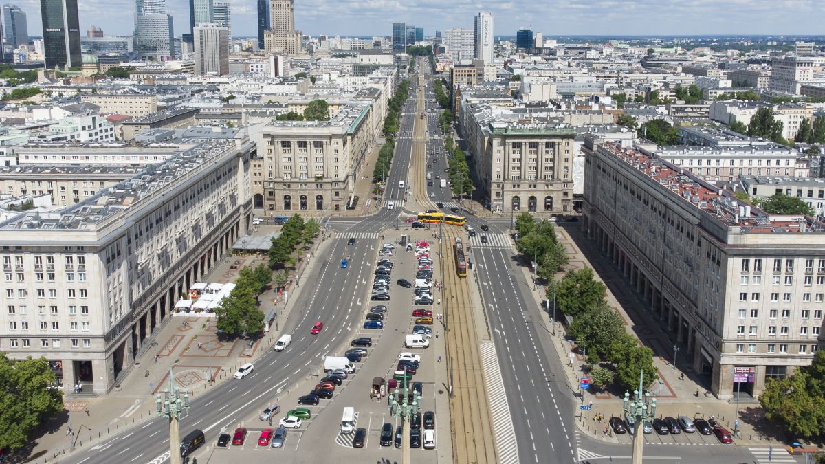 Spór o Plac Konstytucji i miejsca parkingowe w Warszawie