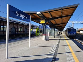 Słupsk: Pociągi na stacji kolejowej odjeżdżają i przyjeżdżają na nowe perony
