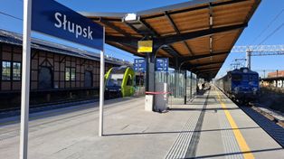 Słupsk: Pociągi na stacji kolejowej odjeżdżają i przyjeżdżają na nowe perony