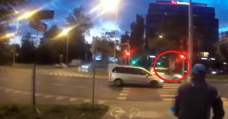 Warszawa. Rowerzysta przejechał na czerwonym. Zmiotło go z jezdni