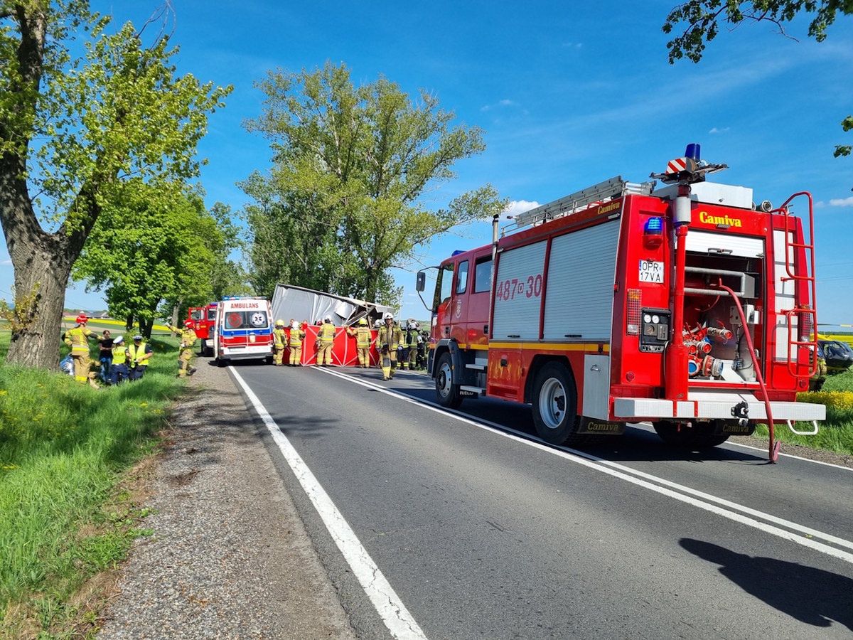 OSP Gościęcin/KP PSP w Prudniku. Czołowe zderzenie dwóch ciężarówek na Opolszczyźnie