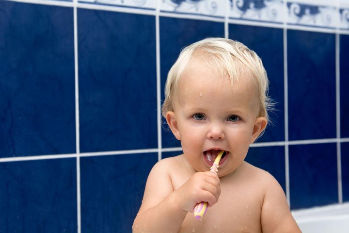 Jak prawidłowo myć zęby niemowlęcia