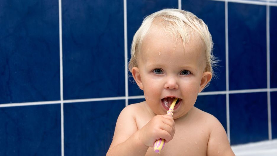 Jak prawidłowo myć zęby niemowlęcia
