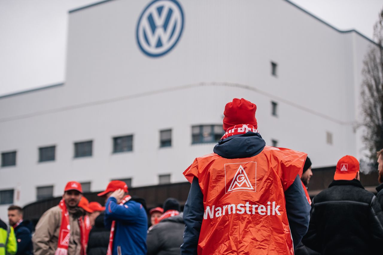 German Volkswagen workers threaten strikes over pay cuts