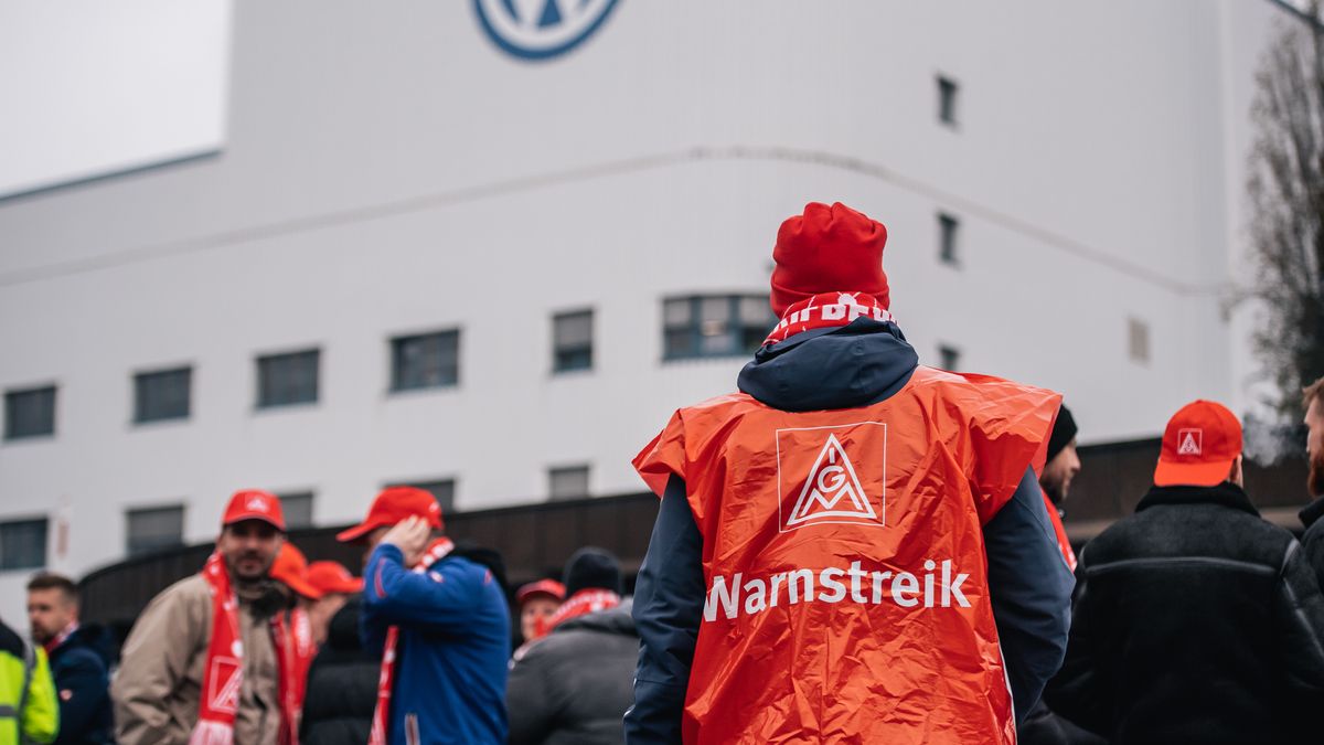 OSNABRUECK, GERMANY - NOVEMBER 06: Volkswagen workers gather to march during a warning strike outside the Volkswagen factory on November 06, 2024 in Osnabrueck, Germany. IG Metall, the labor union representing workers in the metal and electrical sectors, is leading strikes nationwide in an effort to add pressure on employers during ongoing negotiations over pay and working conditions. The strikes are occurring as Germany is struggling with a near-stagnant economy. Volkswagen, in an effort to restore profitability in the face of a stark decline in global sales of its cars, is considering closing the Osnabrueck plant. (Photo by Hesham Elsherif/Getty Images)