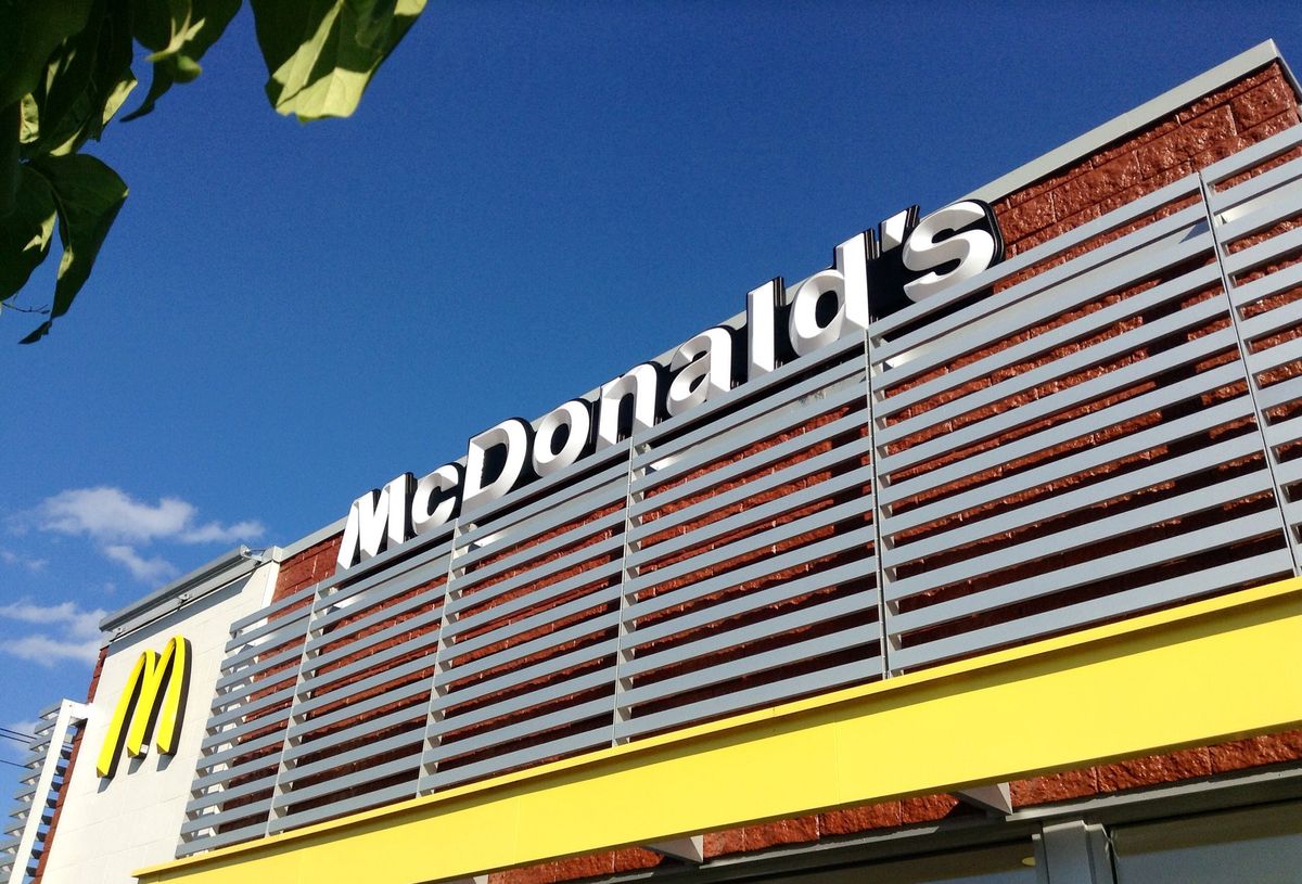 Długowieczne hamburgery i frytki. McDonald's tłumaczy przyczyny.