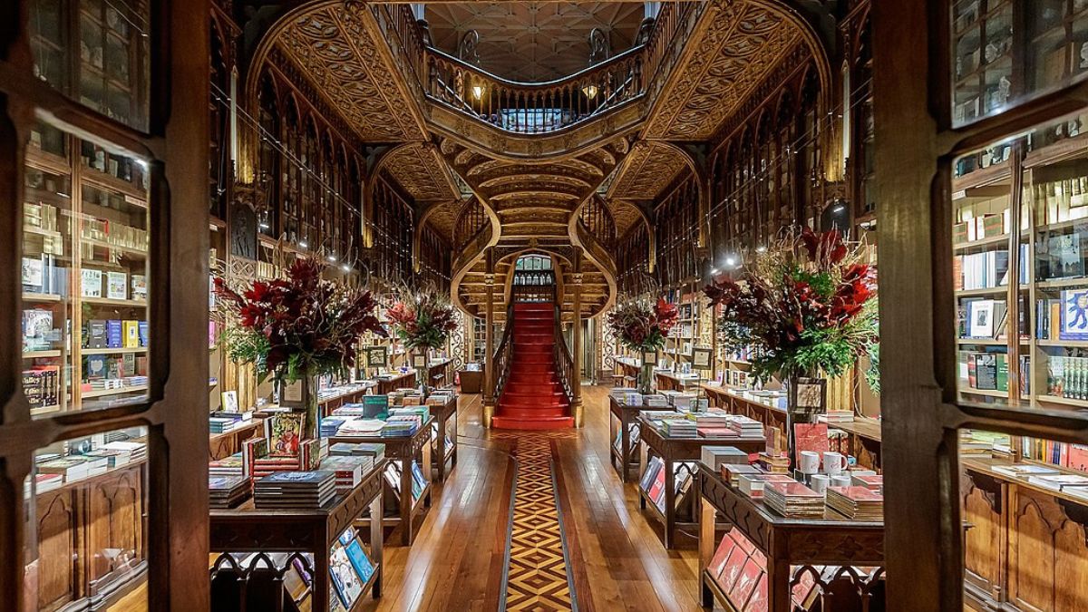 Najpiękniejsza księgarnia na świecie znajduje się w Porto.