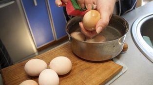 Ten szczegół decyduje o bezpieczeństwie jajek. Unikniesz zatrucia