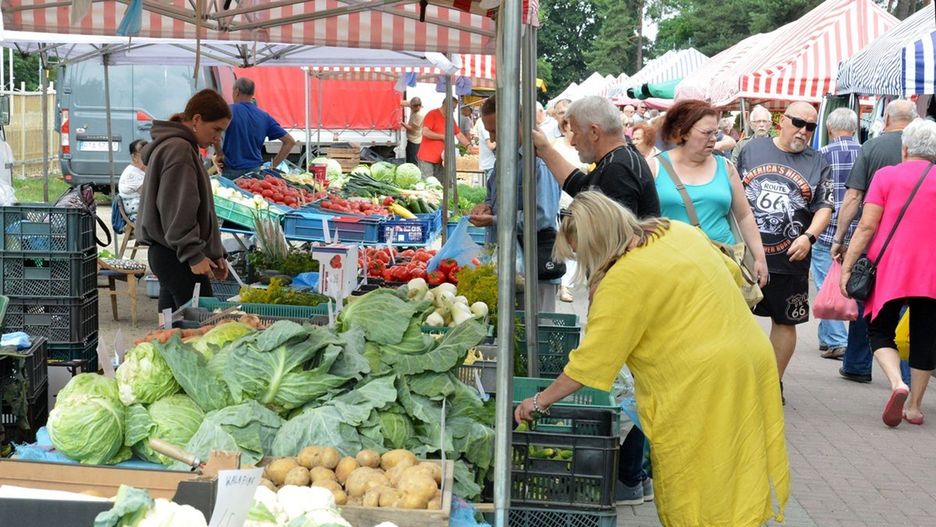 Wybór warzyw i owoców na targu jest duży 