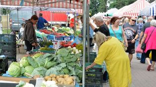Piątkowy targ w Stalowej Woli. Królują truskawki i czereśnie, są pierwsze wiśnie. Zobacz zdjęcia
