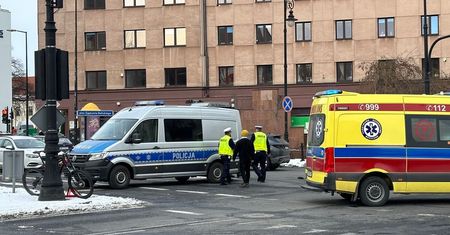 Potrącenie rowerzysty na skrzyżowaniu w centrum Lublina. Z obrażeniami ciała trafił do szpitala