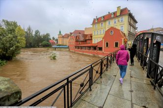 Kłodzko. Woda wdziera się przez okna budynków. Jedna osoba zginęła