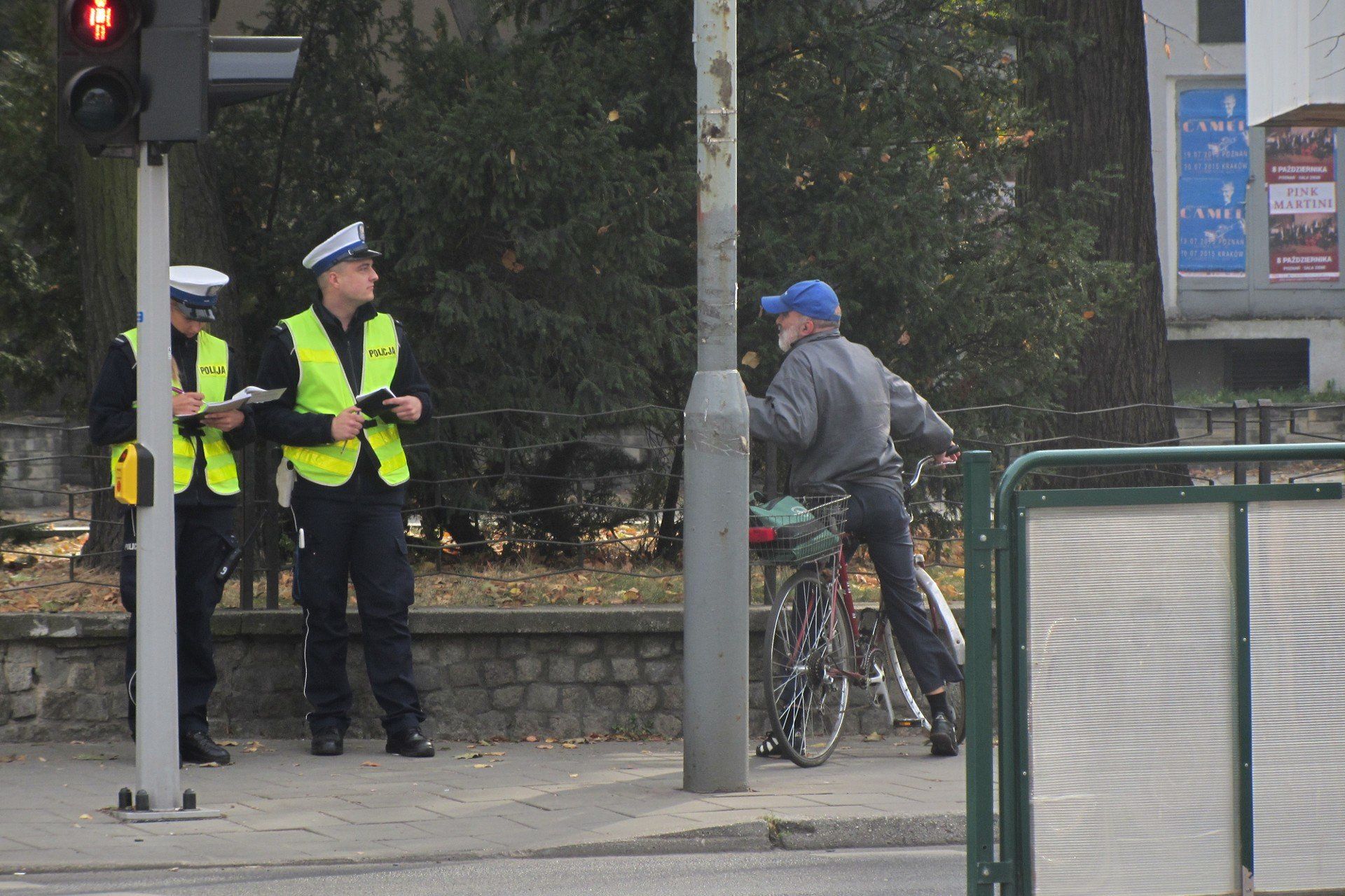 Rowerzysta jadący na chodniku naraża się na krę w postaci mandatu.