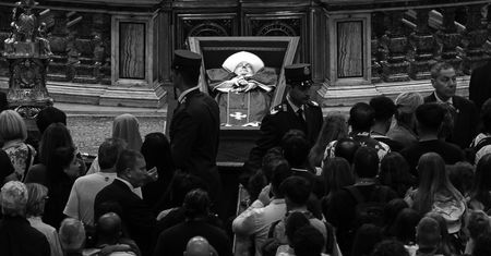 "Papież zmarł spokojnie". Watykan ujawnił przyczynę śmierci Franciszka