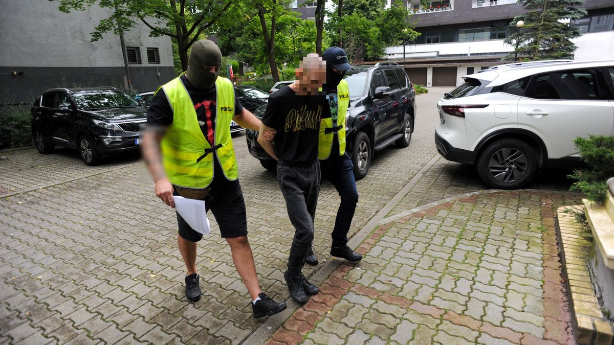 Doprowadzenie Pawła H. do prokuratury w Koszalinie