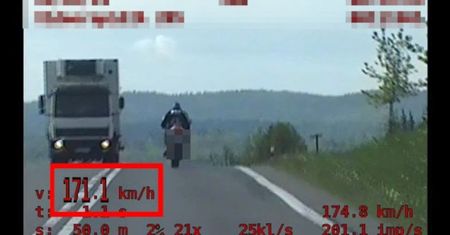 31 punktów karnych i 2100 zł mandatu. Motocyklista mocno przesadził