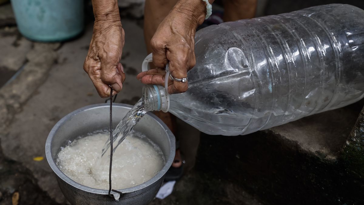 A grandmother carries a pot of rice to wash and cook outside her family's shanty at a low income community in Quezon City, Metro Manila, Philippines 04 July 2023. The Department of Social Welfare and Development (DSWD) is expected to start in July a pilot for a digital food stamps program to help families categorized as food poor. In collaboration with the UN World Food Programme and Asian Development Bank, the food stamps project aims to improve the health of poor families and help them become productive members of society. EPA/ROLEX DELA PENA Dostawca: PAP/EPA.