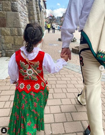 Zofia Ślotała z rodziną w góralskich strojach