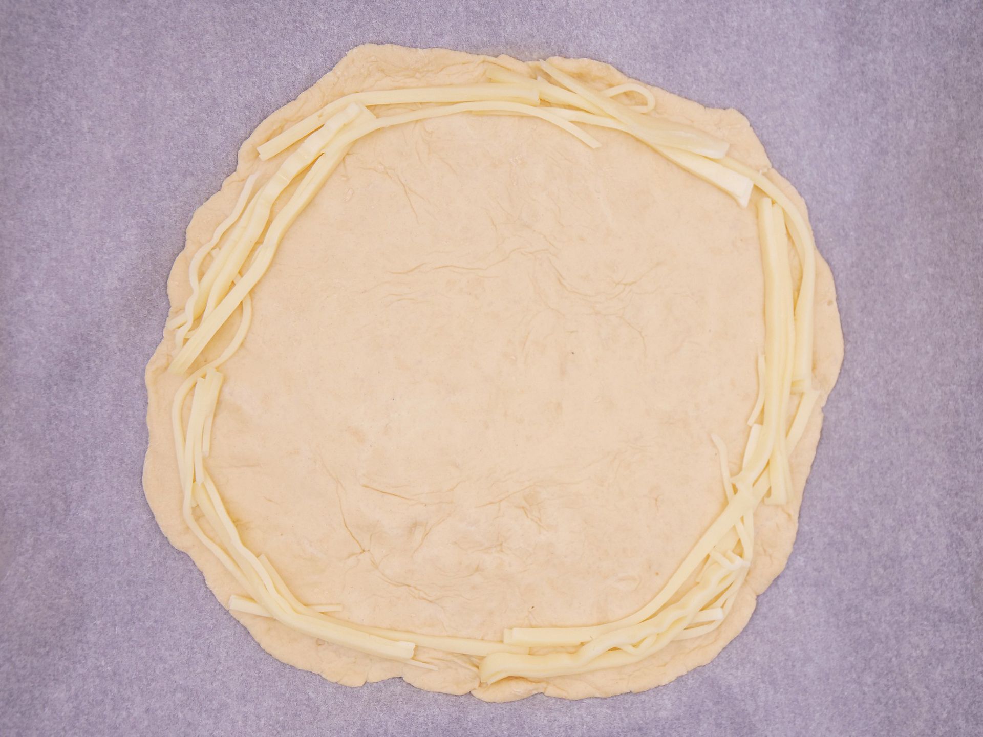 Pizza z serowymi brzegami przepis