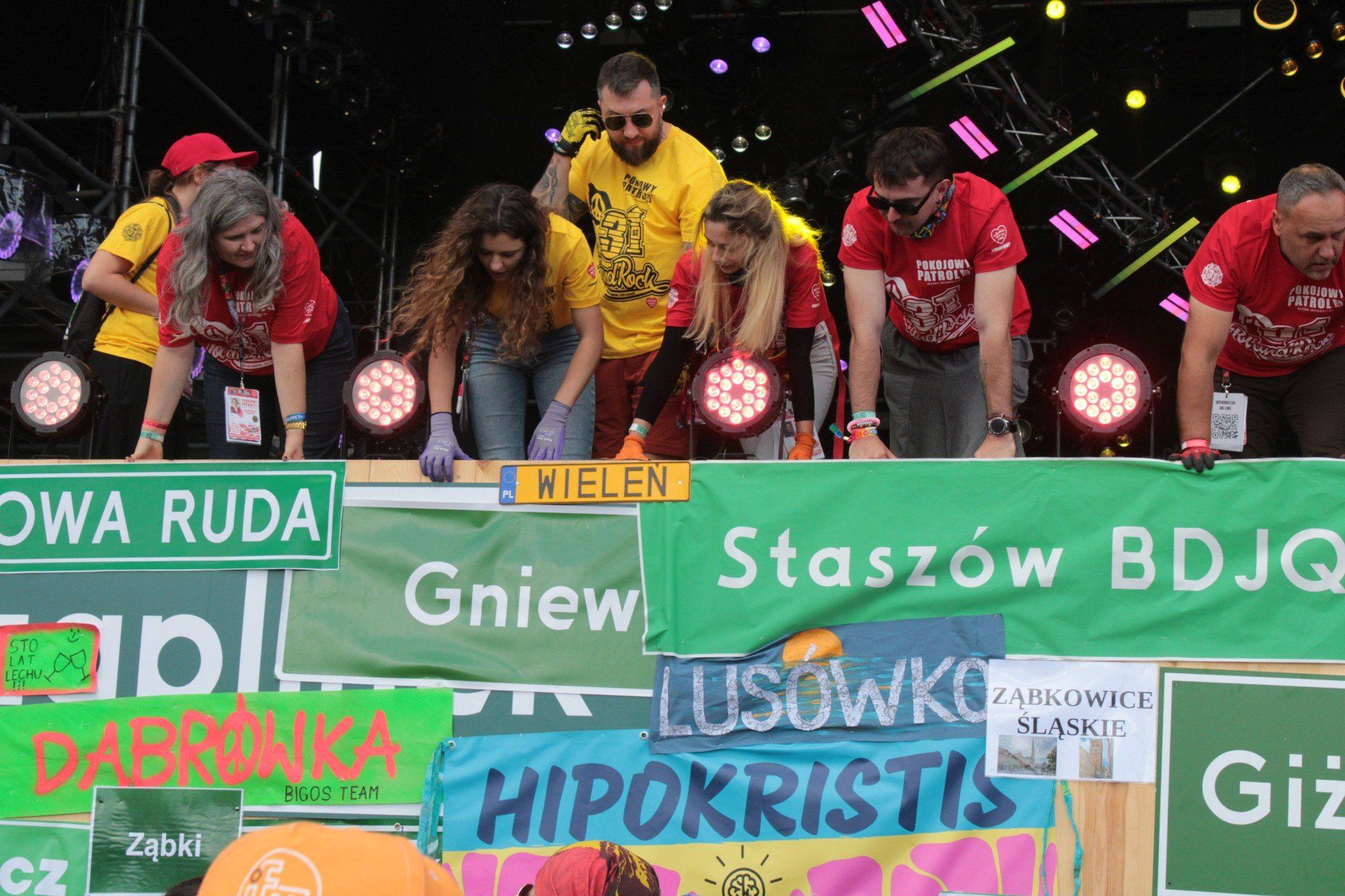 Przybijanie tablic z nazwami miejscowości na Pol&#39;and&#39;Rock Festival 2025