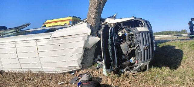 Tragedia na drodze. Wypadek BUSa. Jedna osoba nie żyje, kilkanaście osób jest rannych