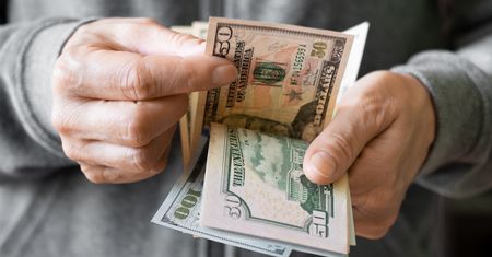 Ojciec i syn wyłudzili ponad 20 mln dolarów z loterii. Sąd skazał ich na więzienie