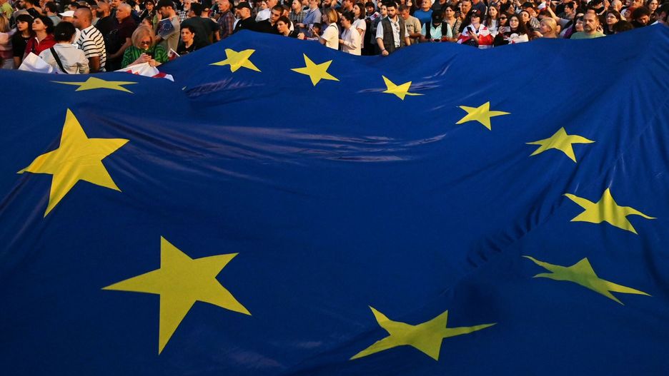 Ludzie z flagą Unii Europejskiej