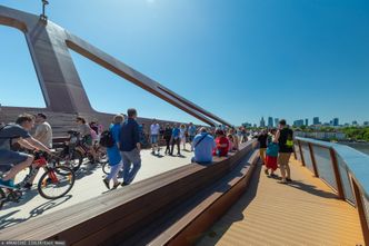 Słynna kładka w Warszawie zamknięta. Tyle zapłacił za to TVN