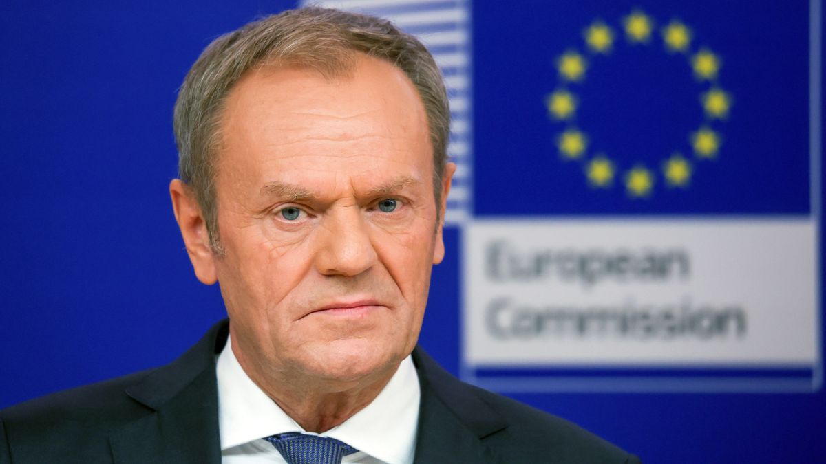 Polish leader of main opposition party Civic Platform (PO) Donald Tusk looks on during a press statement as he is welcomed by European Commission president prior to a meeting in Brussels, Belgium, 25 October 2023. The leaders of the opposition alliance, who clinched a majority in Poland's recent elections, have stated their preparedness to assume power with Donald Tusk as the prime minister. This announcement coincides with the country's president commencing consultations on the formation of a new government. EPA/OLIVIER HOSLET Dostawca: PAP/EPA.