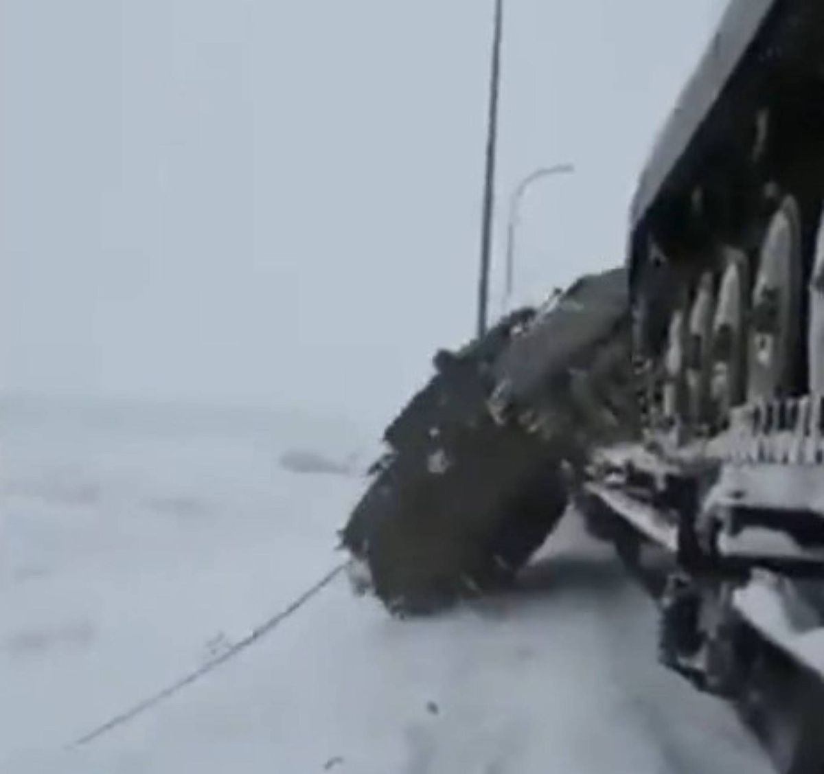 Rosyjski czołg wypadł z pociągu