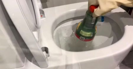 Włóż butelkę do toalety. Efekt na wagę złota