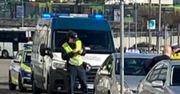 Policja kontroluje kierowców Ubera i taksówek na dworcu PKP w Poznaniu